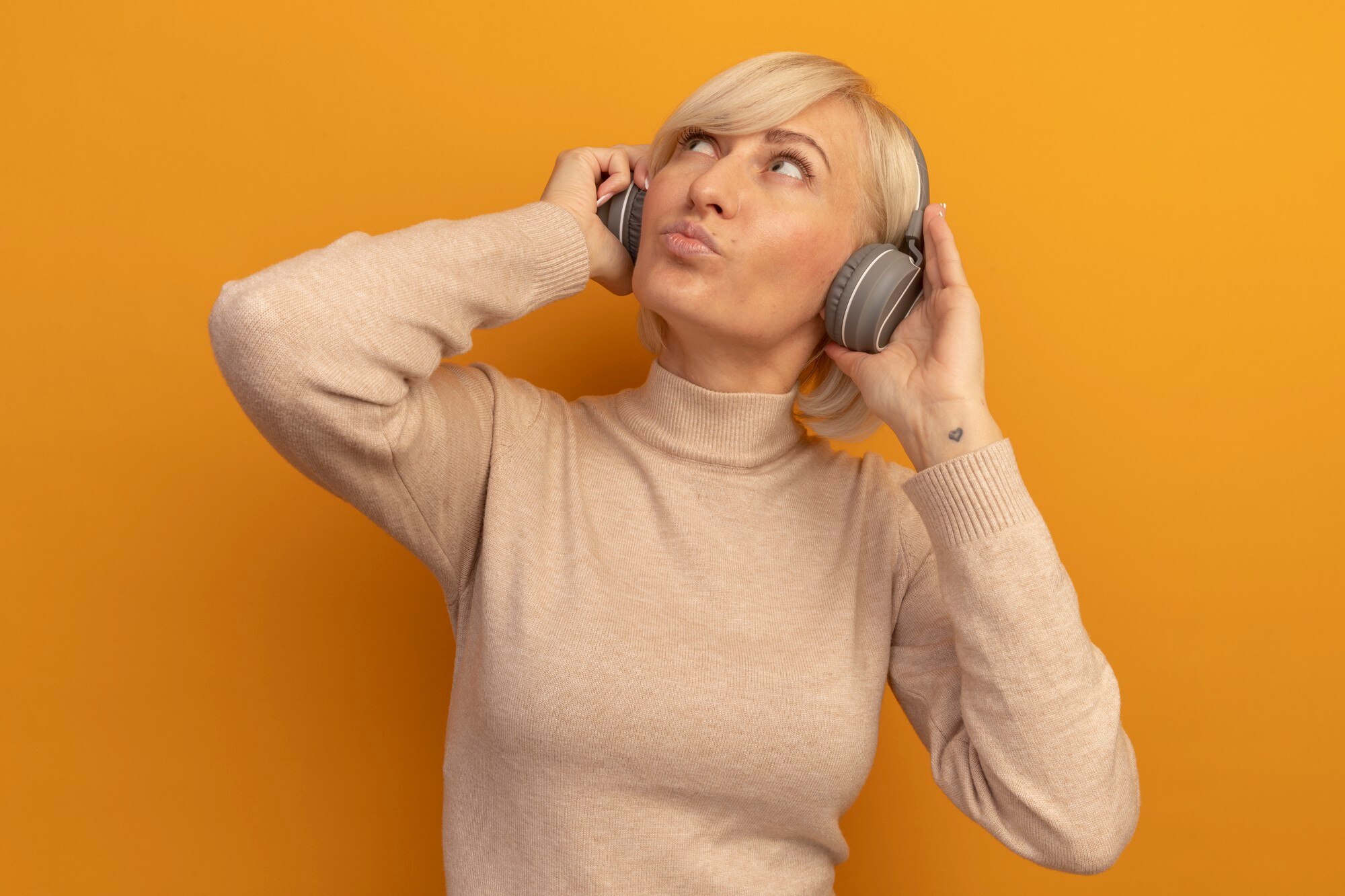 Persoană în vârstă — auz și sănătate auditivă, imagine educațională